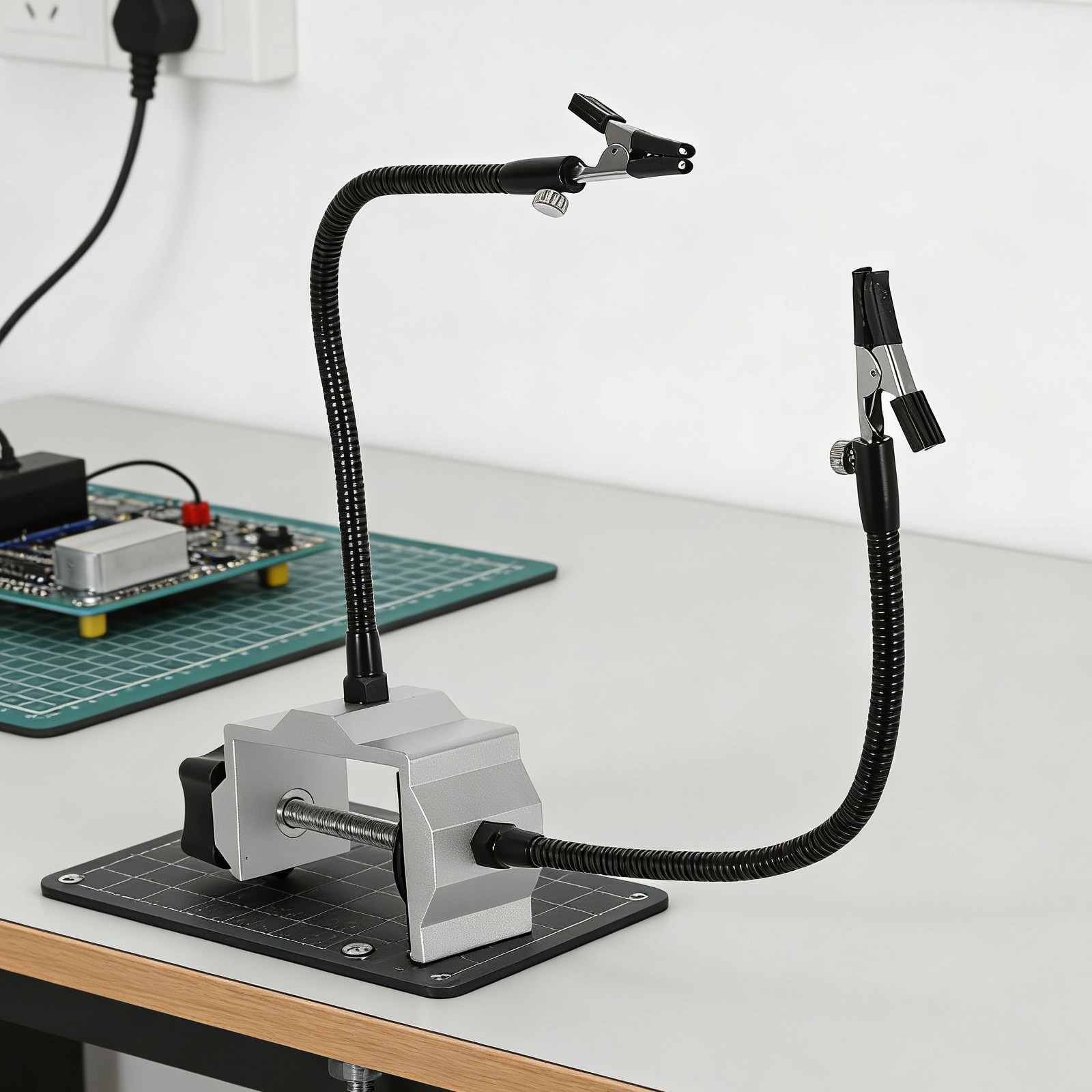 Helping Hand Soldering Clamp W - Electronics Repair Bench recensione e prezzo